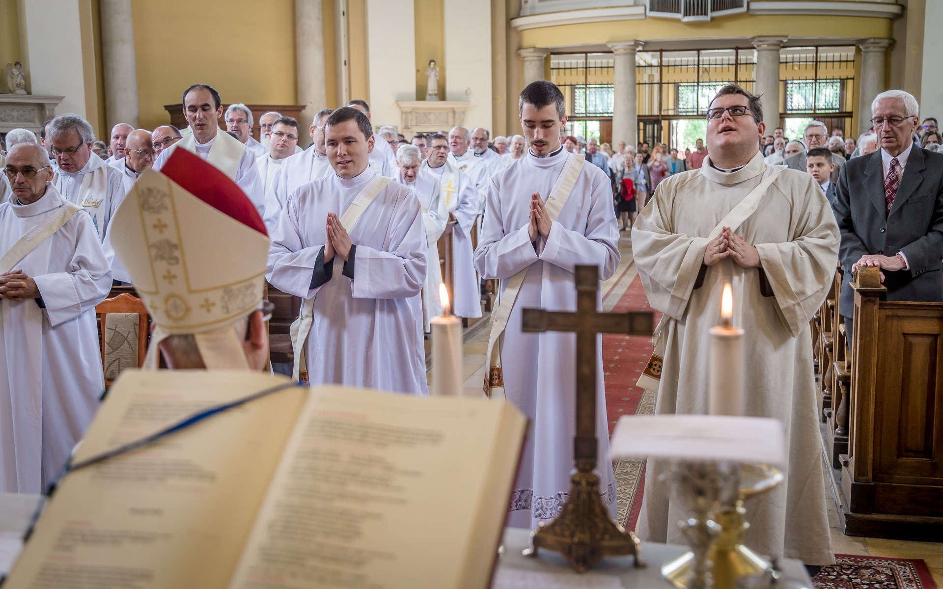 Papot és diakónusokat szentelt Spányi Antal, püspök a Prohászka-templomban